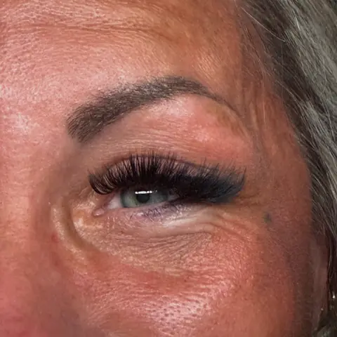 Wispy lash set on a returning client